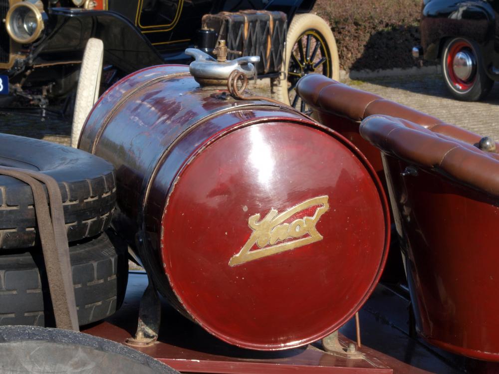 Springfield_Massachusetts_Knox_Automobile_Company,_1911_Knox_Type_R,_gas_tank_pic1.JPG