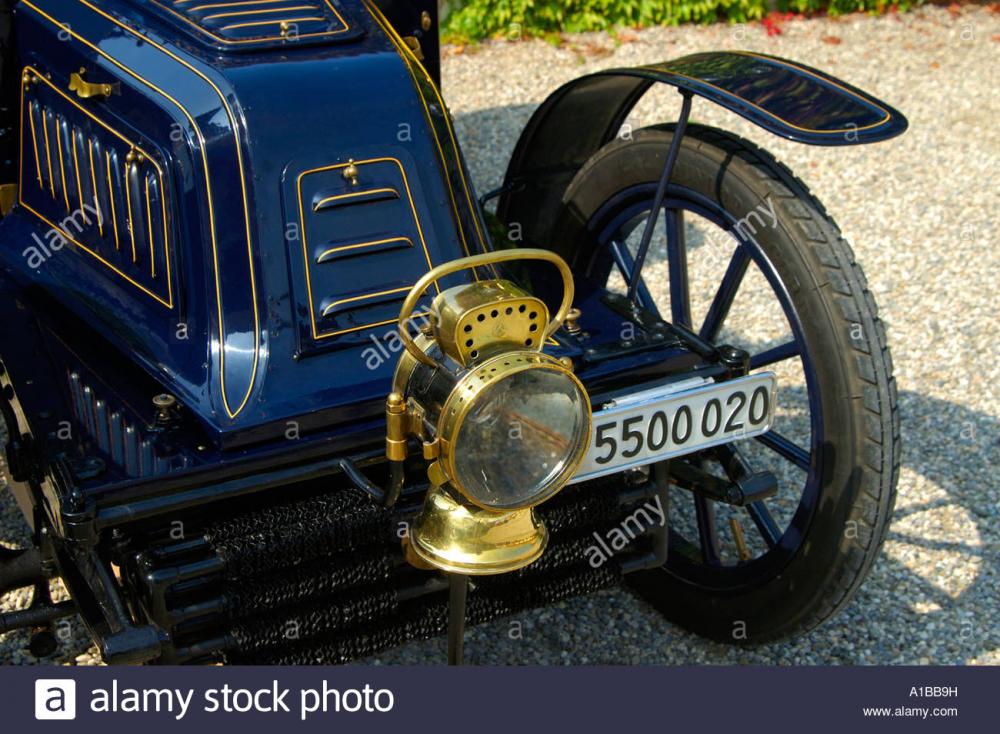 headlight-vintage-car-clement-year-1902-A1BB9H.jpg