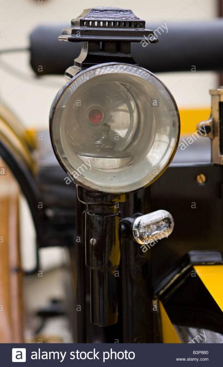 carriage-lamp-from-an-1898-fisson-wagonette-vintage-car-B3P880.jpg