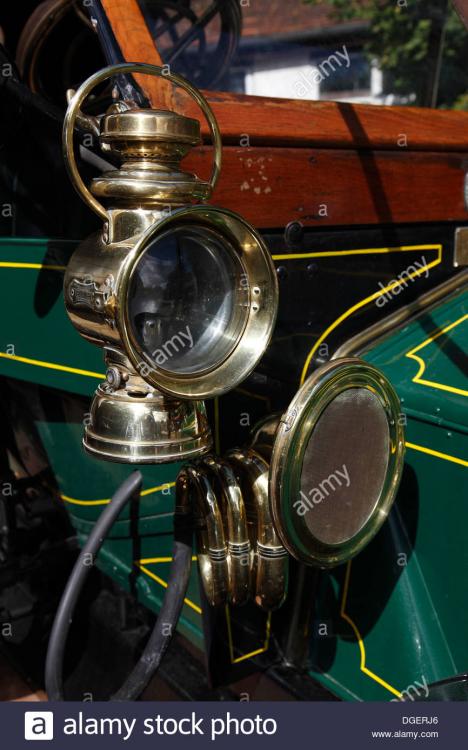 close-up-of-brass-acetylene-gas-headlight-and-horn-on-alldays-1909-DGERJ6.jpg