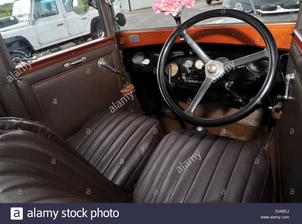morris-cowley-vintage-british-classic-car-of-the-1920s-and-30s-interior-DJ69CJ.jpg