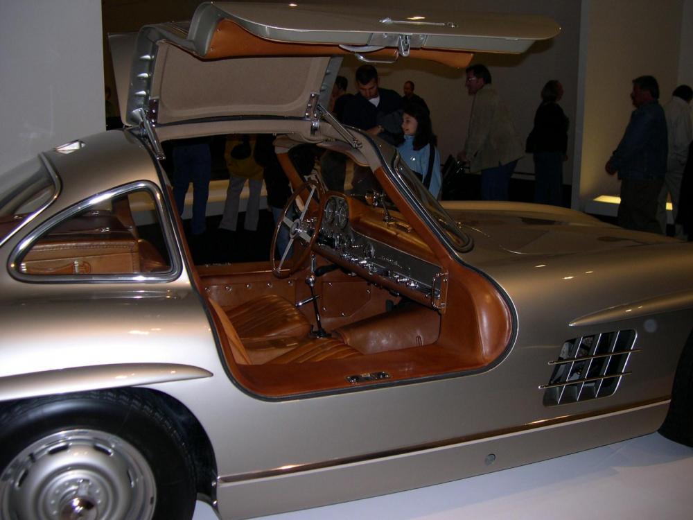 1955_Mercedes-Benz_300SL_Gullwing_Coupe_interior.jpg
