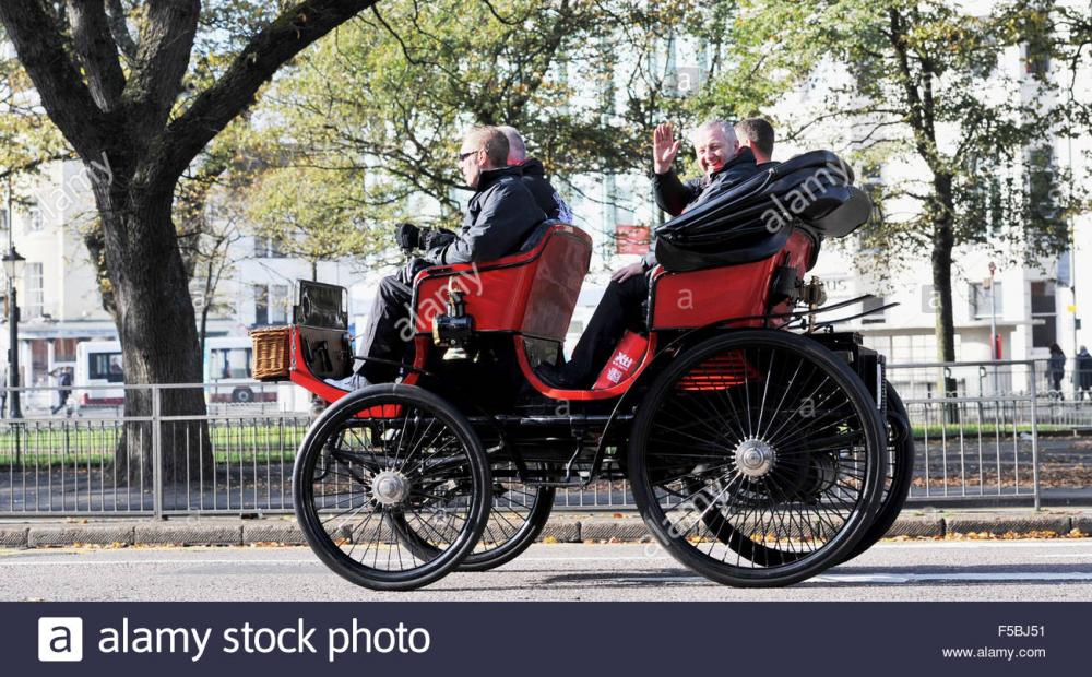 brighton-sussex-uk-1st-november-2015-an-1898-peugeot-with-its-happy-F5BJ51.jpg
